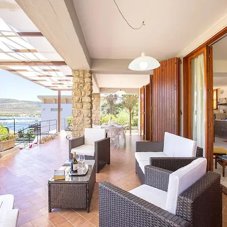 Flavia Direttamente Sul Mare Con Terrazza Incantevole Per 6 Persone Holiday home